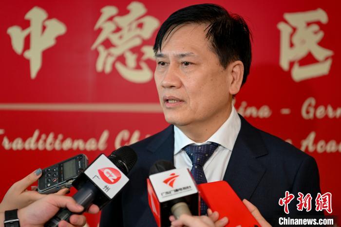 陈达灿接受采访 陈骥F 摄